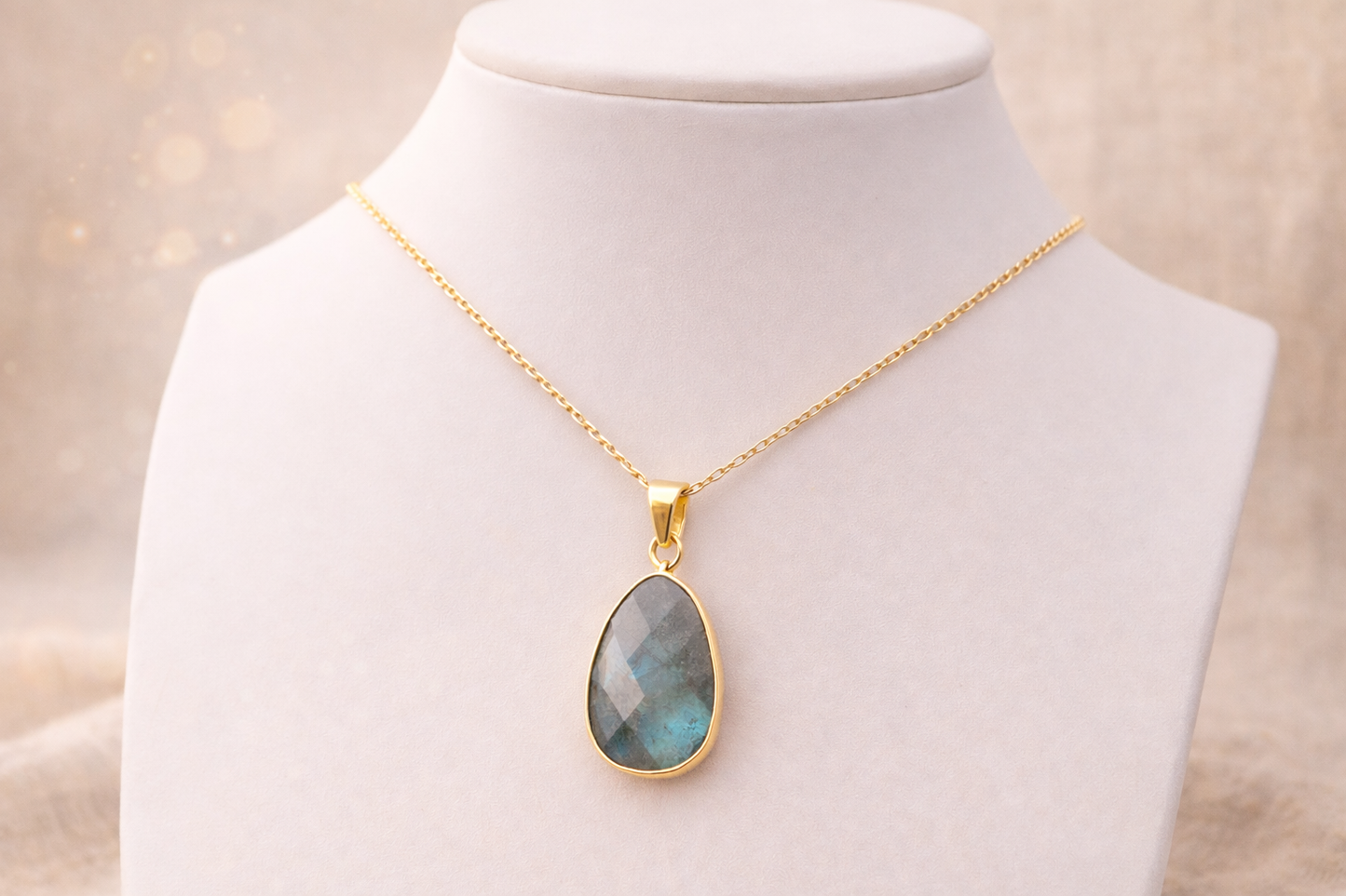 Pendentif Labradorite Sertie Dorée – Éveil du Chakra Couronne